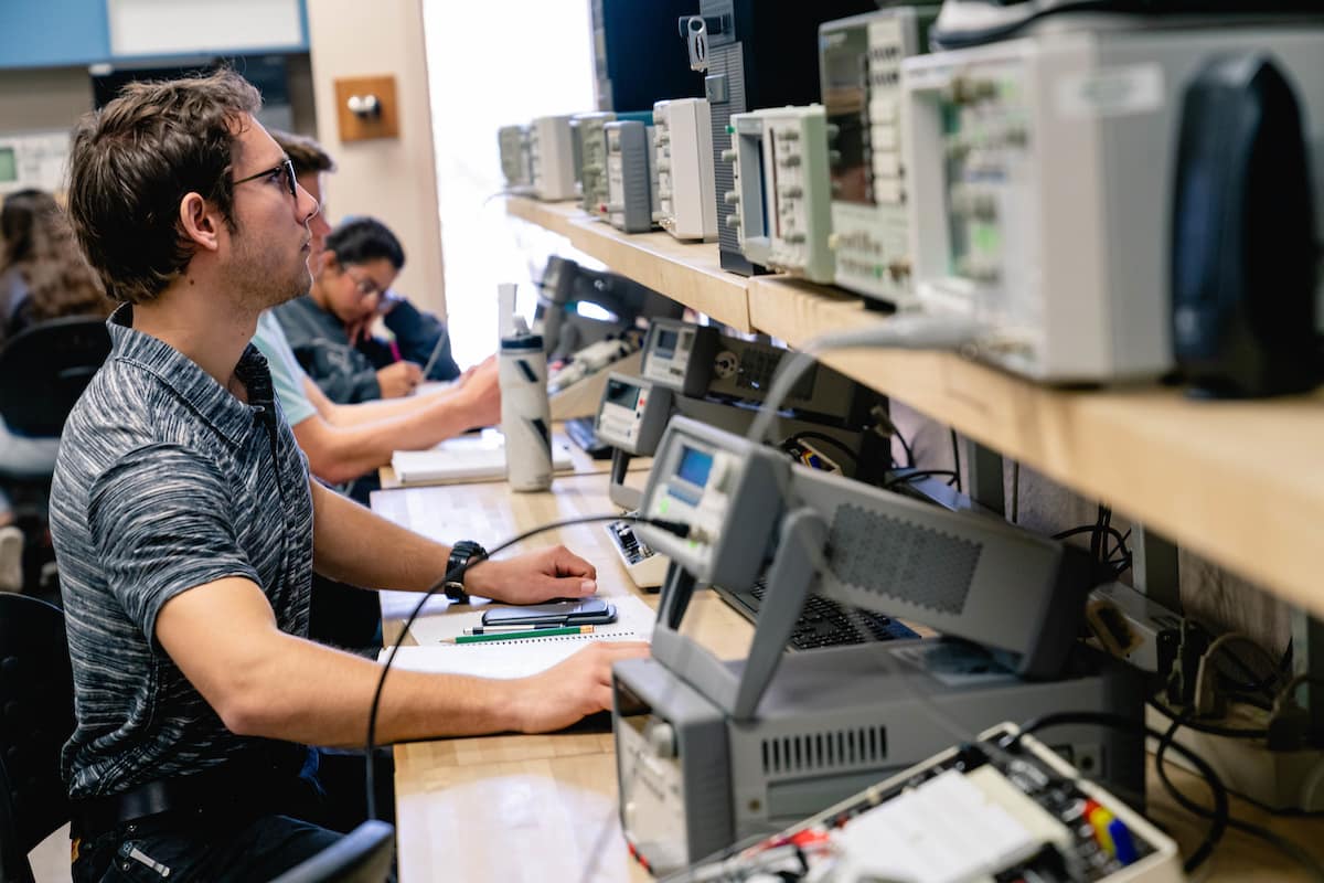  مختبر دوائر كهربائية